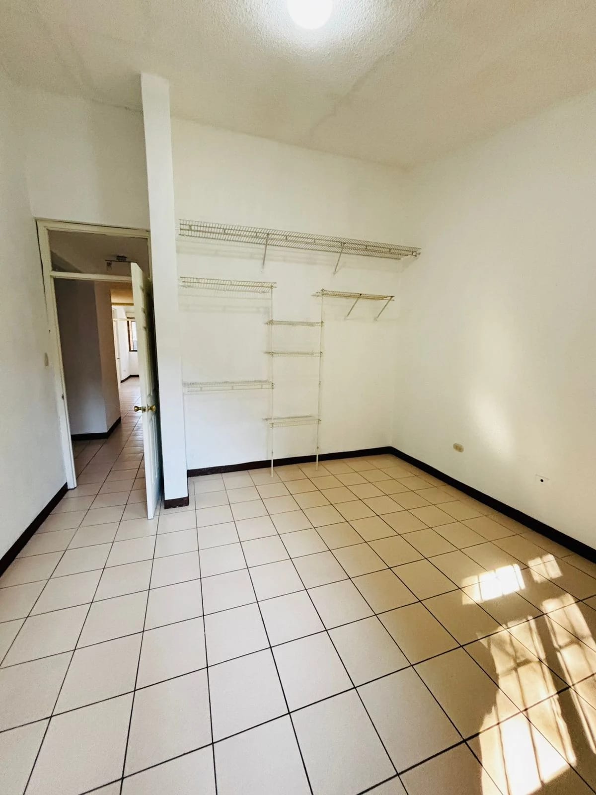 Casa de 3 dormitorios con amplio Jardín, en Km 27 CAES — Casa en Venta en Carretera a El Salvador, Guatemala, Ciudad — foto 8 de 17