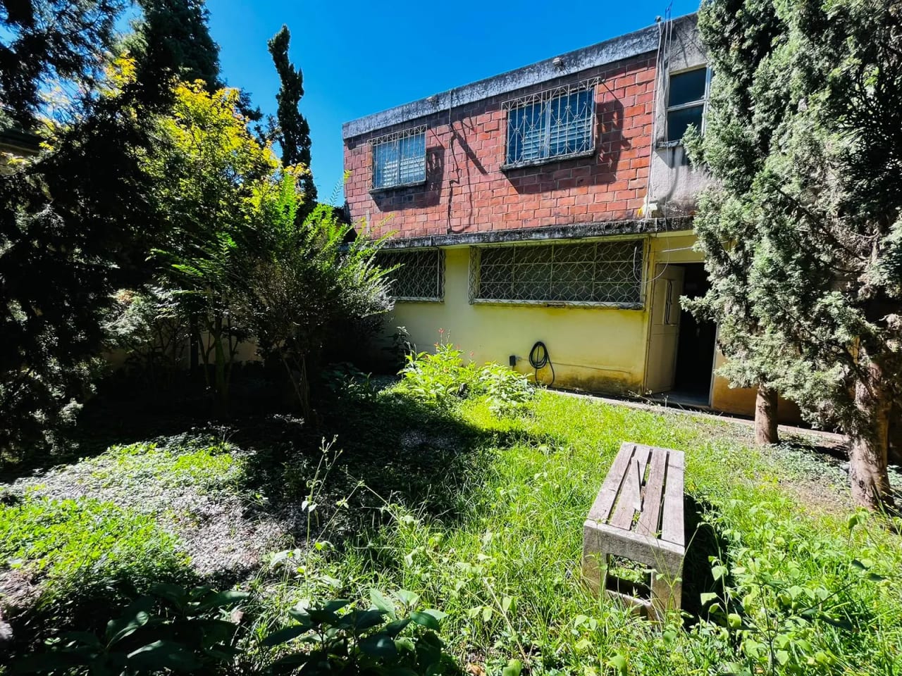 Amplia casa con 9 ambientes y jardín en zona 6, cercana a MEGASEIS — Casa en Venta en Zona 6, Guatemala, Ciudad — foto 1 de 11
