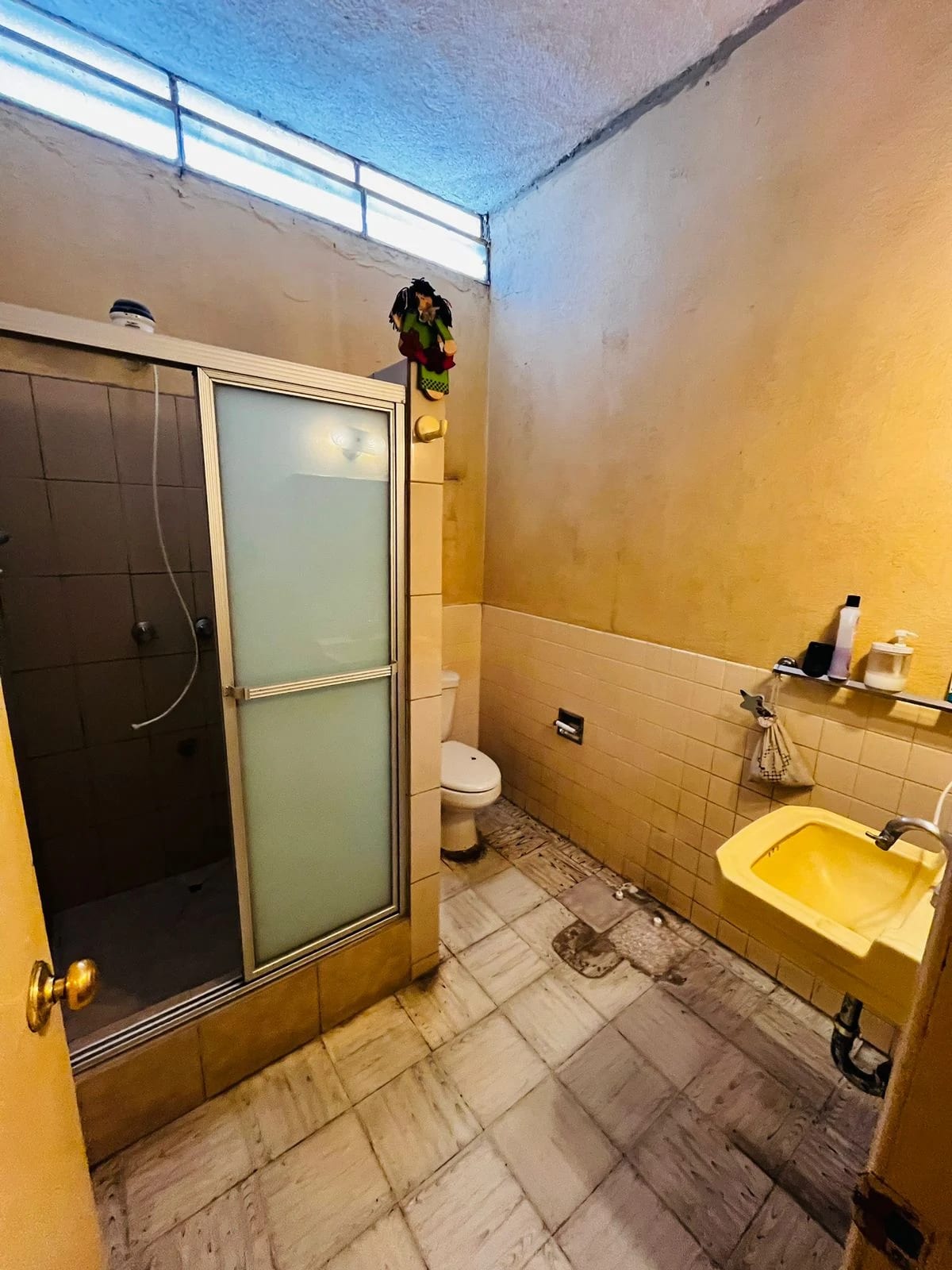 Amplia casa con 9 ambientes y jardín en zona 6, cercana a MEGASEIS — Casa en Venta en Zona 6, Guatemala, Ciudad — foto 4 de 11