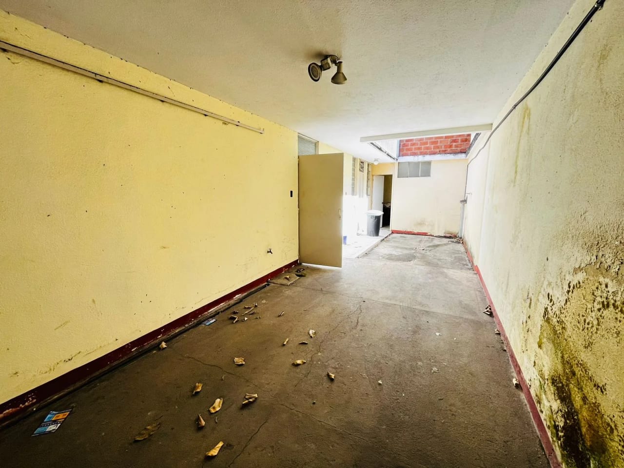 Amplia casa con 9 ambientes y jardín en zona 6, cercana a MEGASEIS — Casa en Venta en Zona 6, Guatemala, Ciudad — foto 9 de 11