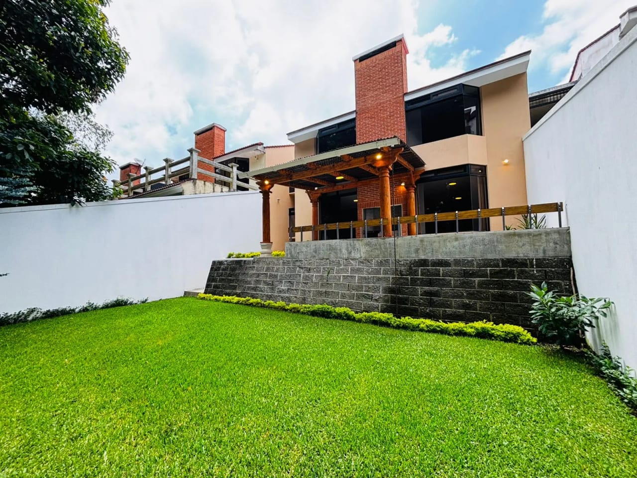 Km 16.5 CAES Casa de 4 dormitorios con jardín — Casa en Venta en Carretera a El Salvador, Guatemala, Ciudad — foto 2 de 16
