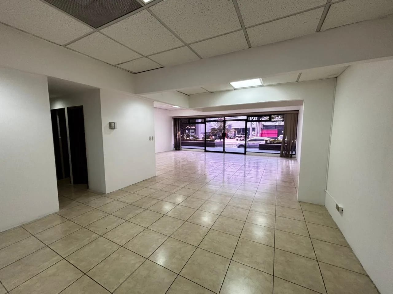 Alquiler de Local Comercial de 111 Mts. con excelente ubicación en Zona 10 — Local en Alquiler en Zona 10, Guatemala, Ciudad — foto 4 de 5
