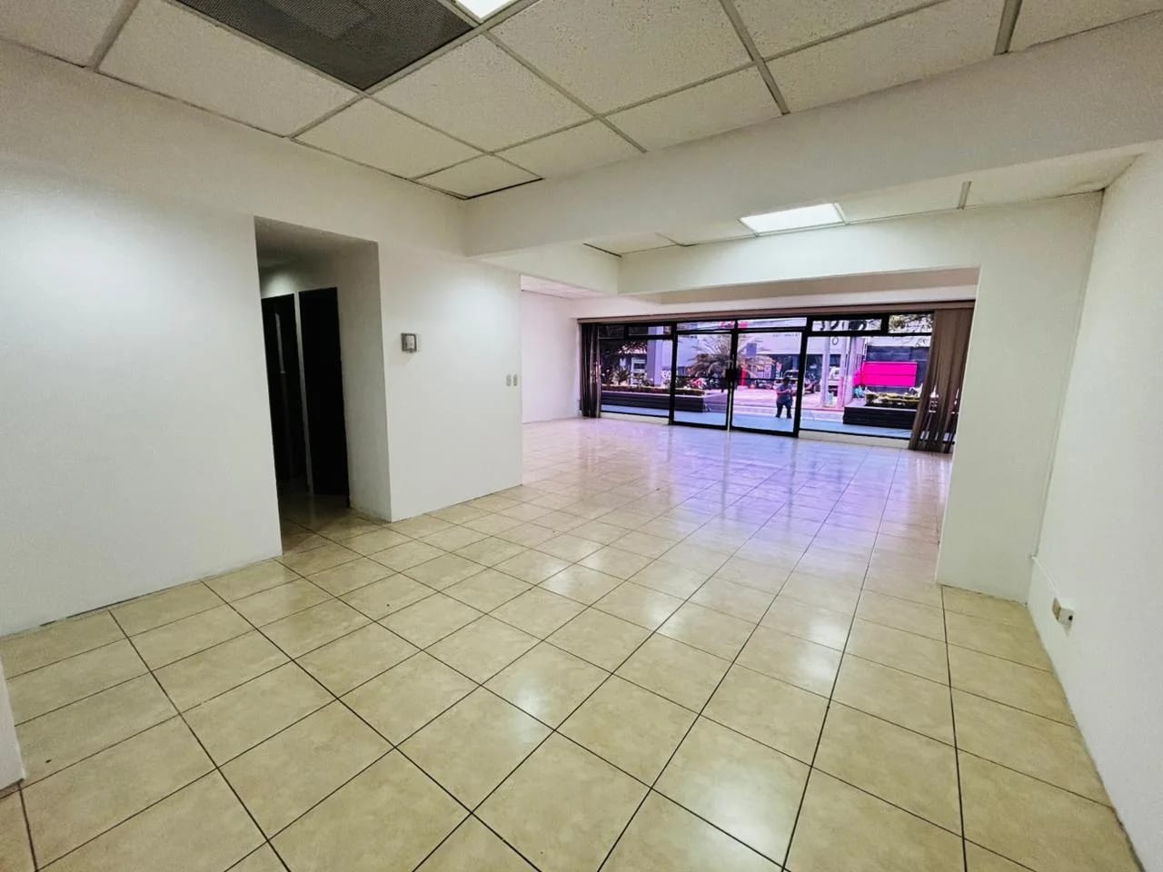 Alquiler de Local Comercial de 111 Mts. con excelente ubicación en Zona 10 — Local en Alquiler en Zona 10, Guatemala, Ciudad — foto 2 de 5