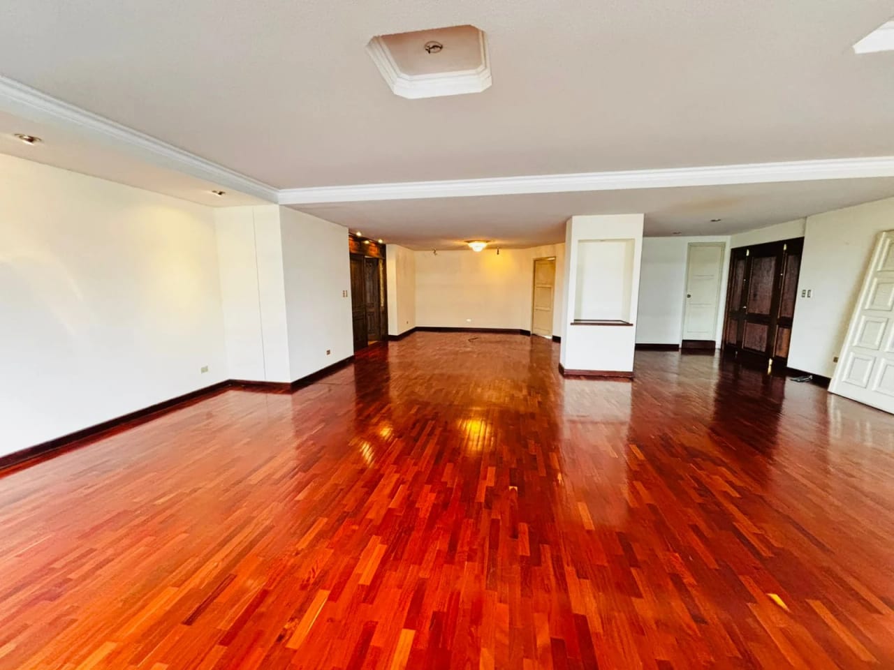 Amplio apartamento de 350 mts. en zona 10 — Apartamento en Alquiler en Zona 10, Guatemala, Ciudad — foto 2 de 17