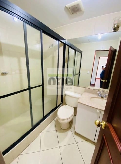 Apartamento de 2 dormitorios en zona 10, excelente ubicación — Apartamento en Alquiler en Zona 10, Guatemala, Ciudad — foto 10 de 13