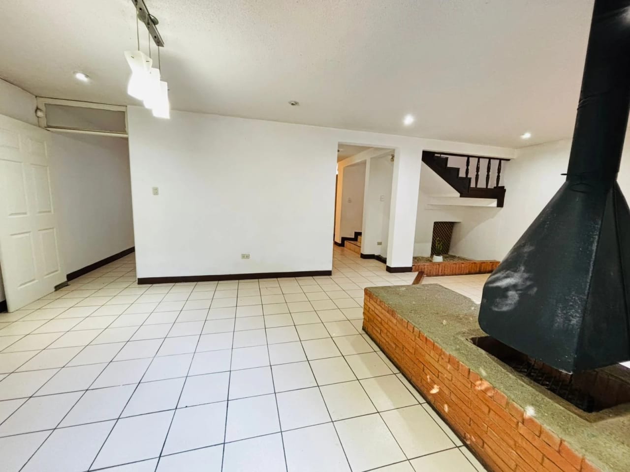 Linda y amplia casa fuera de garita en Venta en Km 27 CAES — Casa en Venta en Carretera a El Salvador, Guatemala, Ciudad — foto 2 de 17