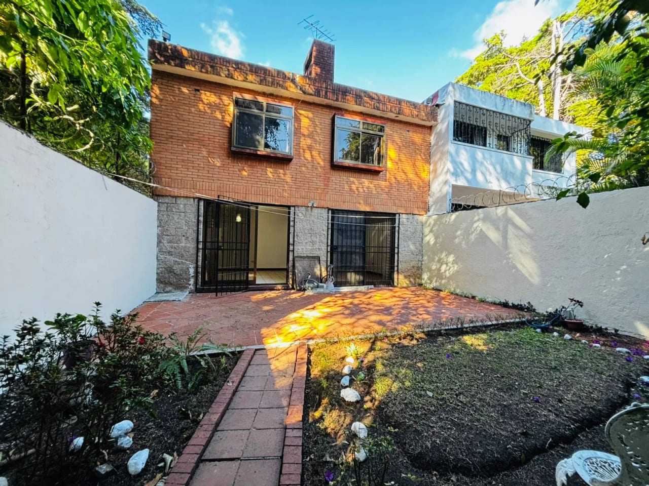 Linda y amplia casa fuera de garita en Venta en Km 27 CAES — Casa en Venta en Carretera a El Salvador, Guatemala, Ciudad — foto 1 de 17
