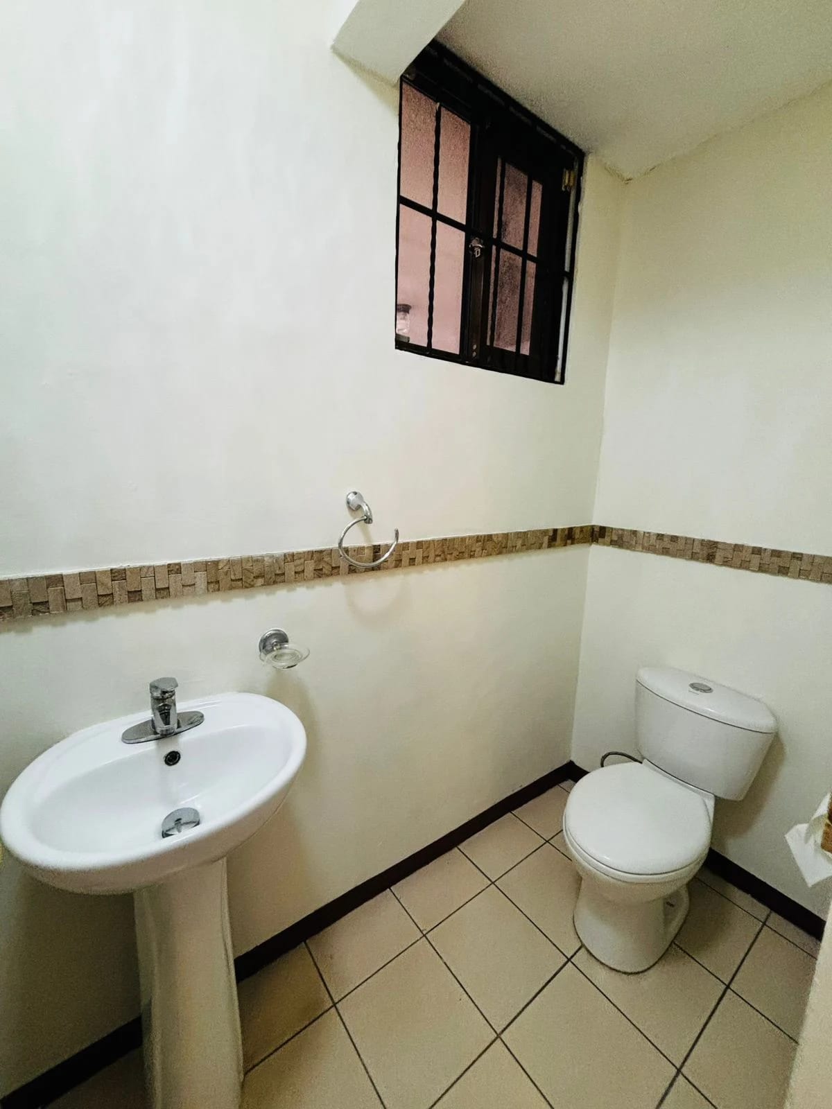 Linda y amplia casa fuera de garita en Venta en Km 27 CAES — Casa en Venta en Carretera a El Salvador, Guatemala, Ciudad — foto 4 de 17