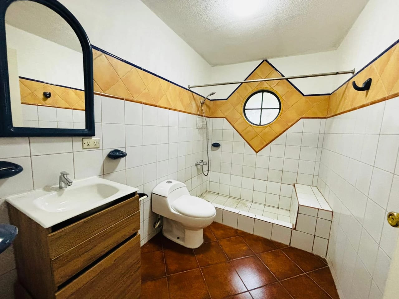Linda y amplia casa fuera de garita en Venta en Km 27 CAES — Casa en Venta en Carretera a El Salvador, Guatemala, Ciudad — foto 15 de 17