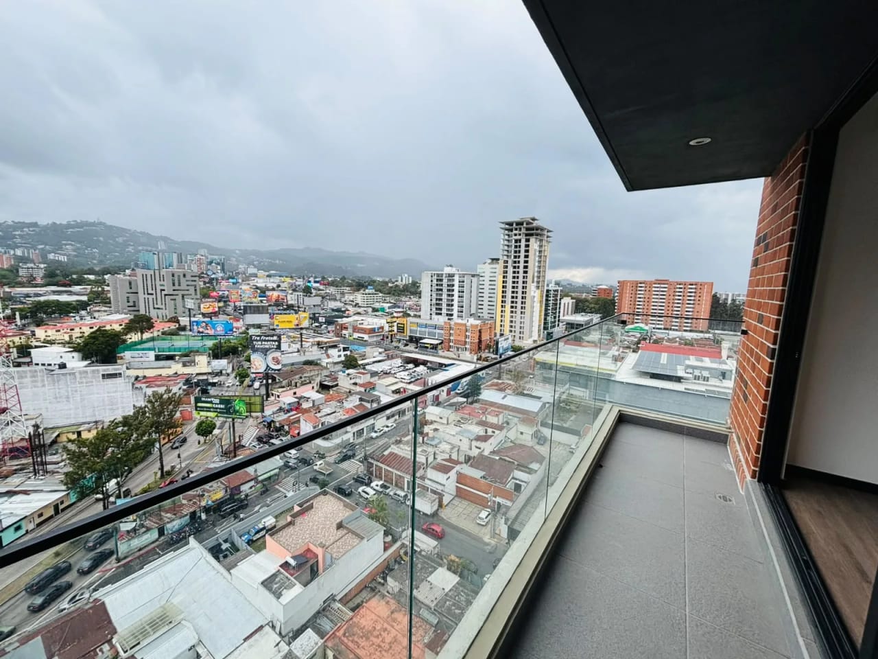 Lindo apartamento con balcón en venta en zona 10 — Apartamento en Venta en Zona 10, Guatemala, Ciudad — foto 1 de 11