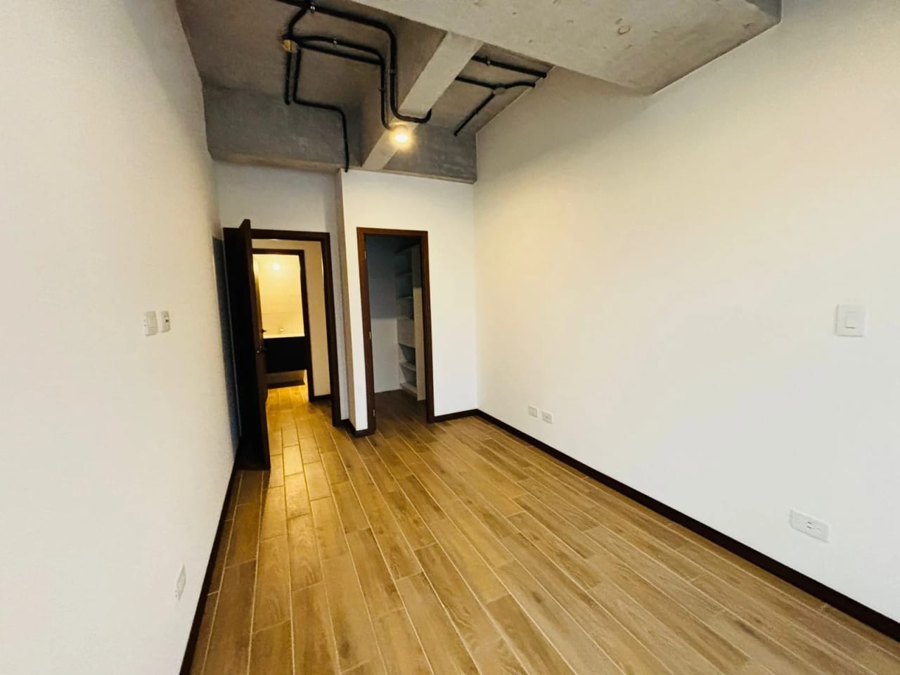Apartamento en alquiler en zona 4, frente a 4 grados Norte — Apartamento en Alquiler en Zona 4, Guatemala, Ciudad — foto 2 de 14