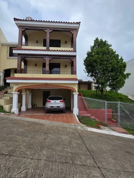 Casa con Jardín en Alquiler en Bouganvilias de Arrazola Carretera Salvador KM.16.5 — Casa en Alquiler en Fraijanes, Carretera a El Salvador, Guatemala, Ciudad — foto 1 de 17