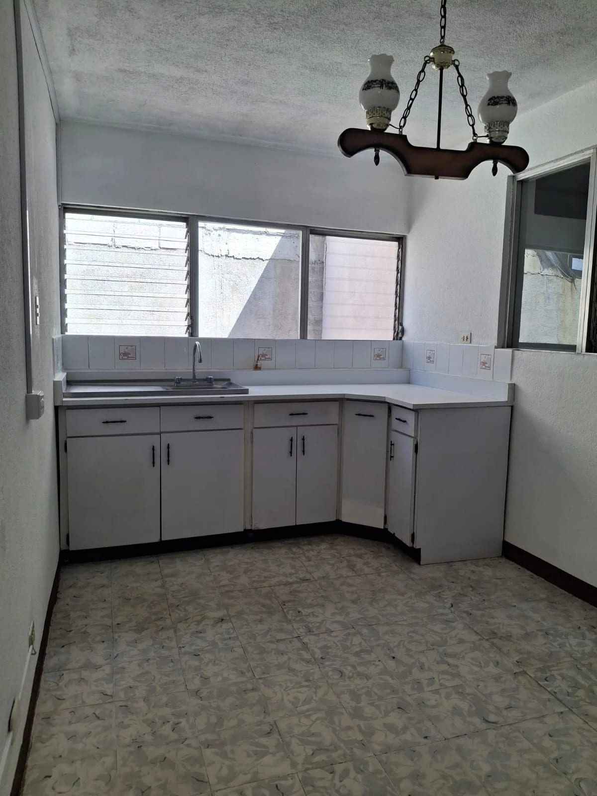 Apartamento de 2 Niveles - Fuera de Garita - Kaminal Juyú I Zona 7 — Apartamento en Alquiler en Zona 7, Guatemala, Ciudad — foto 6 de 14