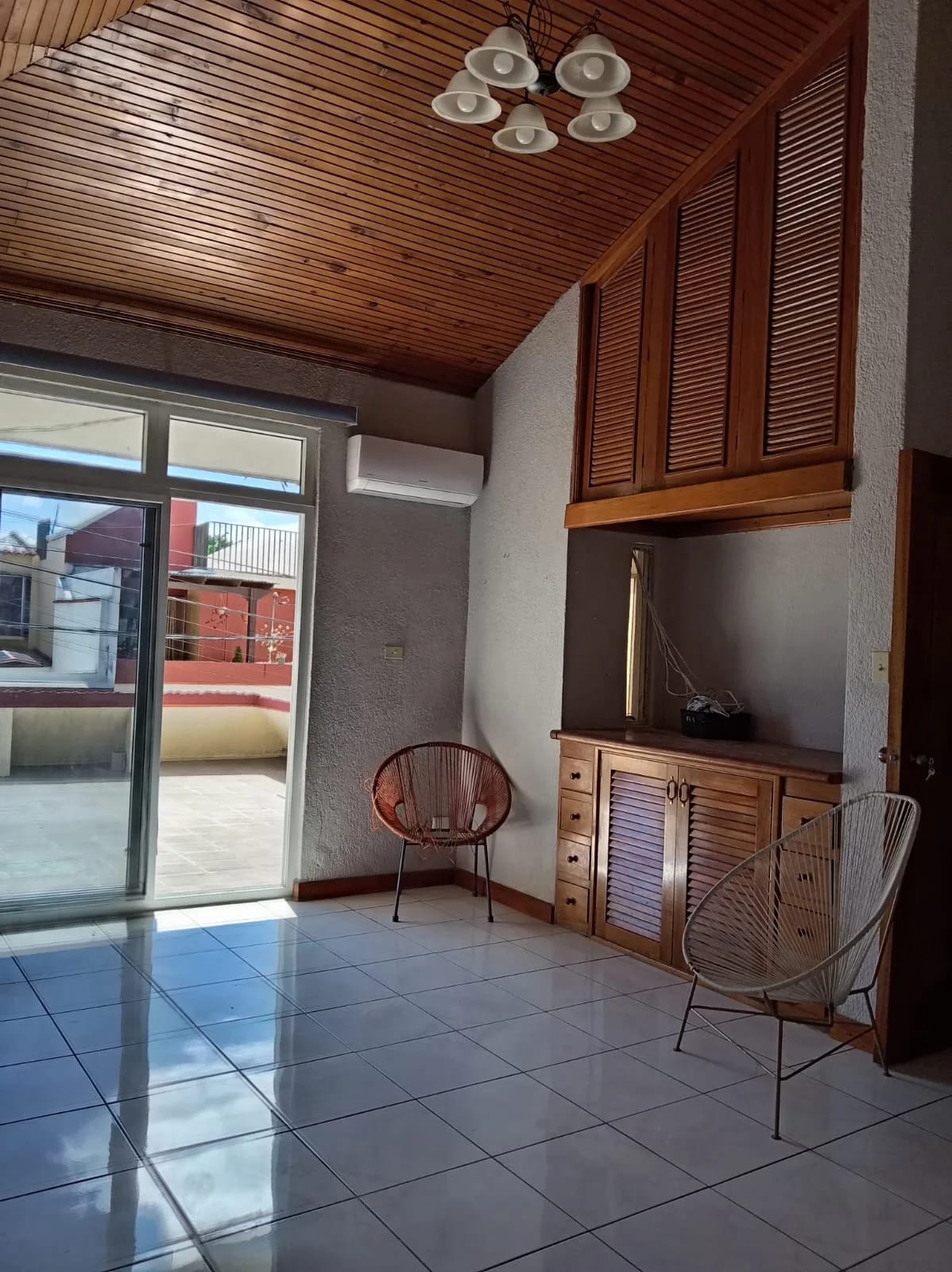 Casa Remodelada en Venta Valle Dorado Bulevar Sur San Cristóbal Zona 8 — Casa en Venta en Zona 8 Mixco, Guatemala, Ciudad — foto 15 de 17