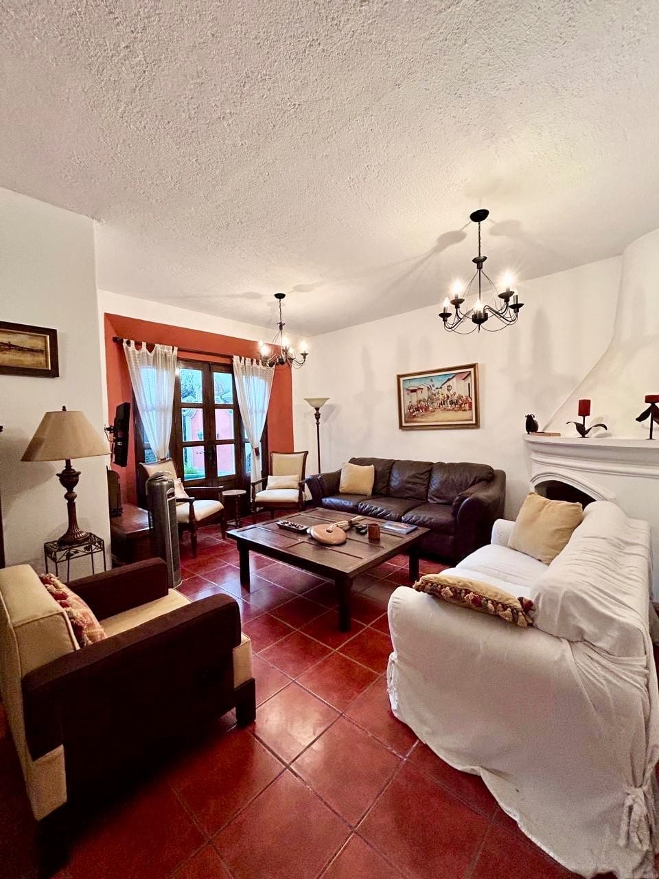 VENDO Linda y Amplia Casa a Pasos del Casco de Antigua (copia) — Casa en Venta en Antigua, Sacatepéquez — foto 1 de 13