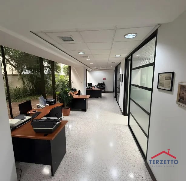 Oficina Zona 10 — Oficina en Alquiler en Zona 10, Guatemala, Ciudad — foto 1 de 8