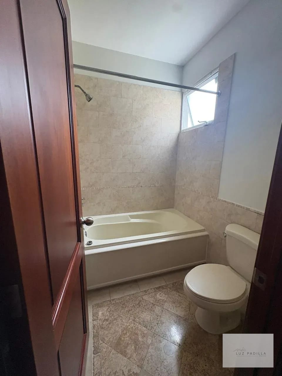 Baño secundario — Casa amplia en alquiler en Portal del Bosque 2 — Casa en Alquiler en Portal del Bosque II, Carretera a El Salvador, Guatemala, Ciudad — foto 14 de 17