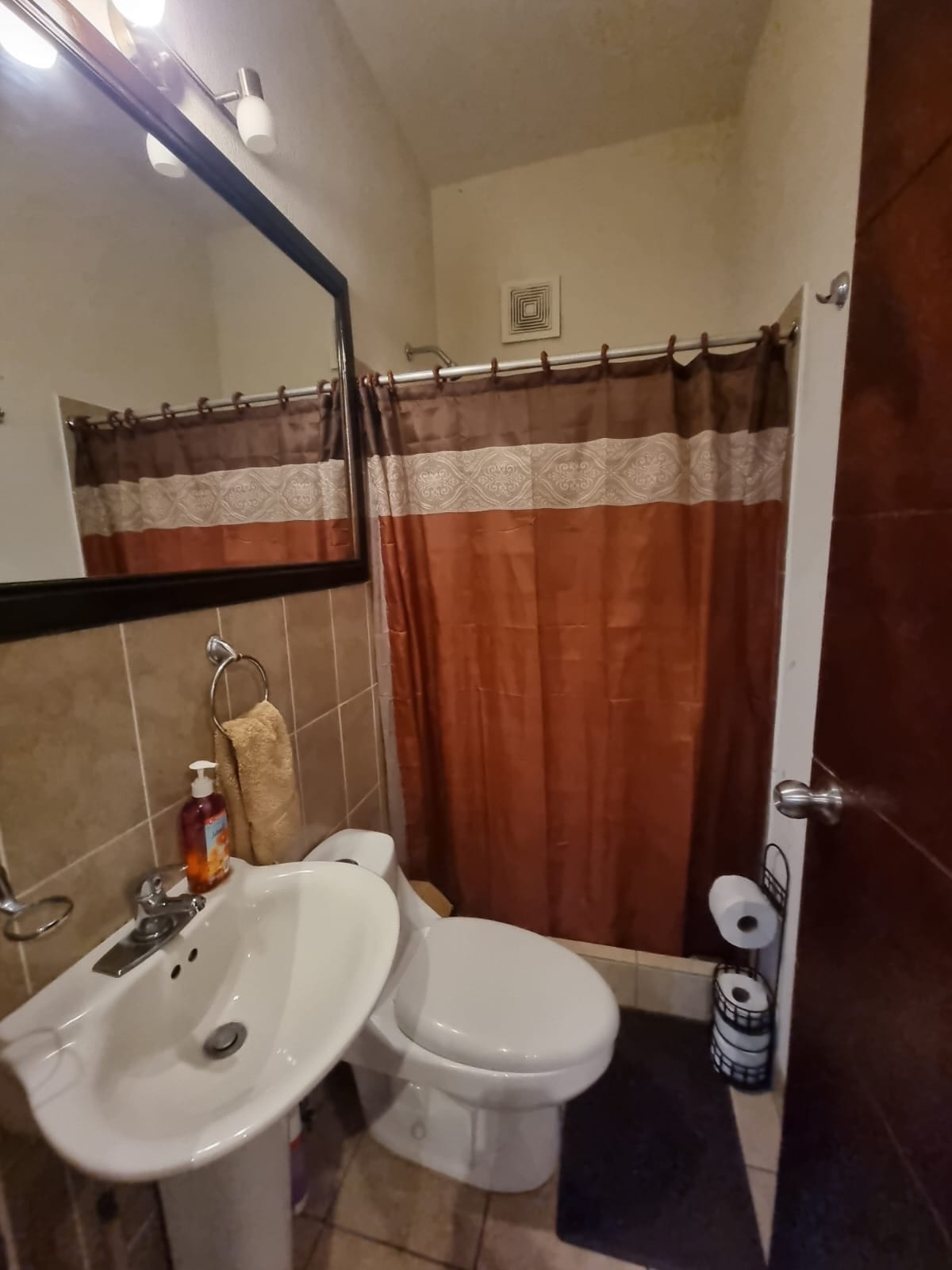 Linda y amplia casa en renta en el km 16.5 De Carretera a El Salvador — Casa en Alquiler en Bosques de Arrazola, Carretera a El Salvador, Guatemala, Ciudad — foto 4 de 13