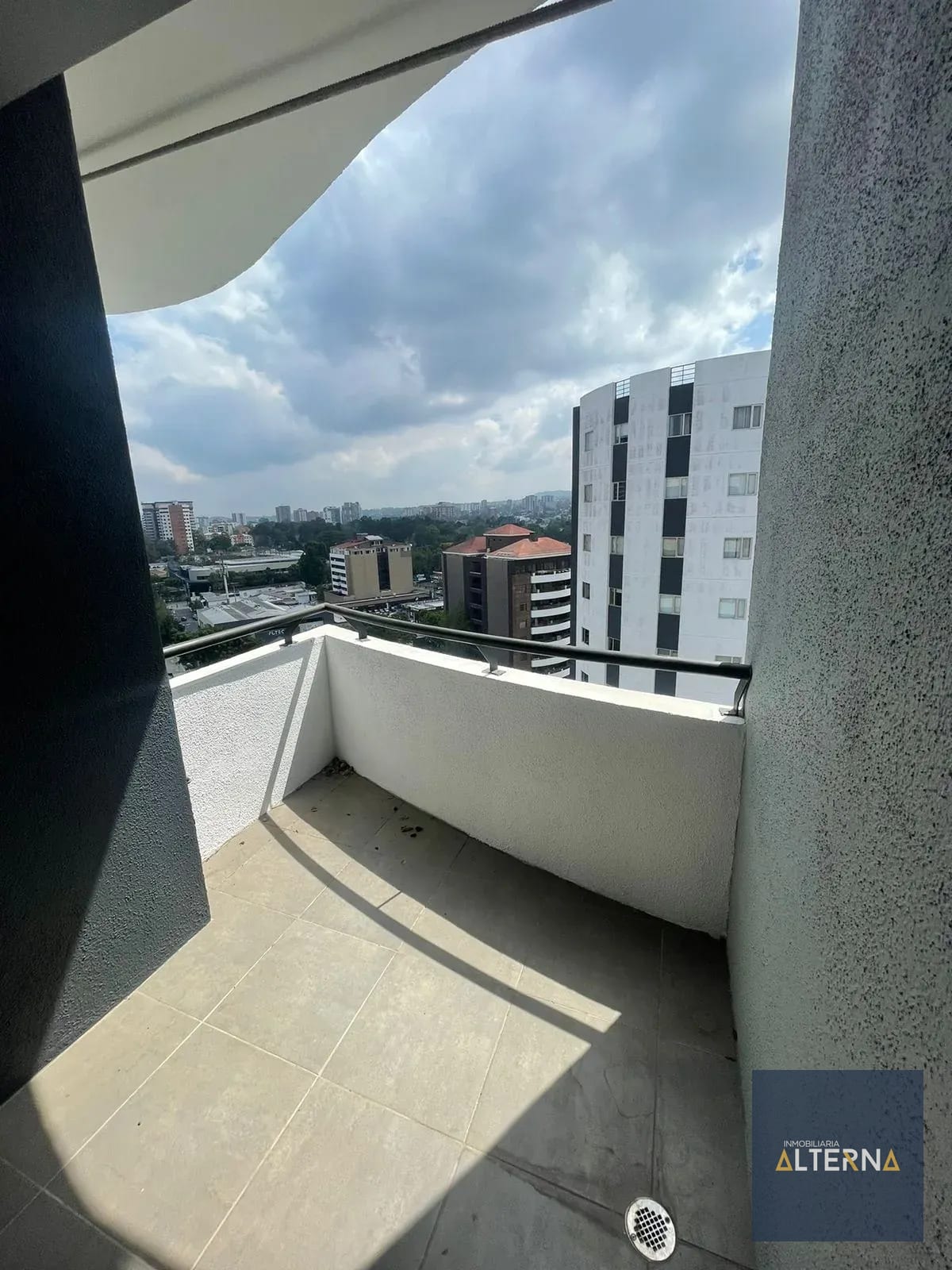AMPLIO APARTAMENTO EN RENTA ZONA 14 — Apartamento en Alquiler en Zona 14, Guatemala, Ciudad — foto 1 de 11