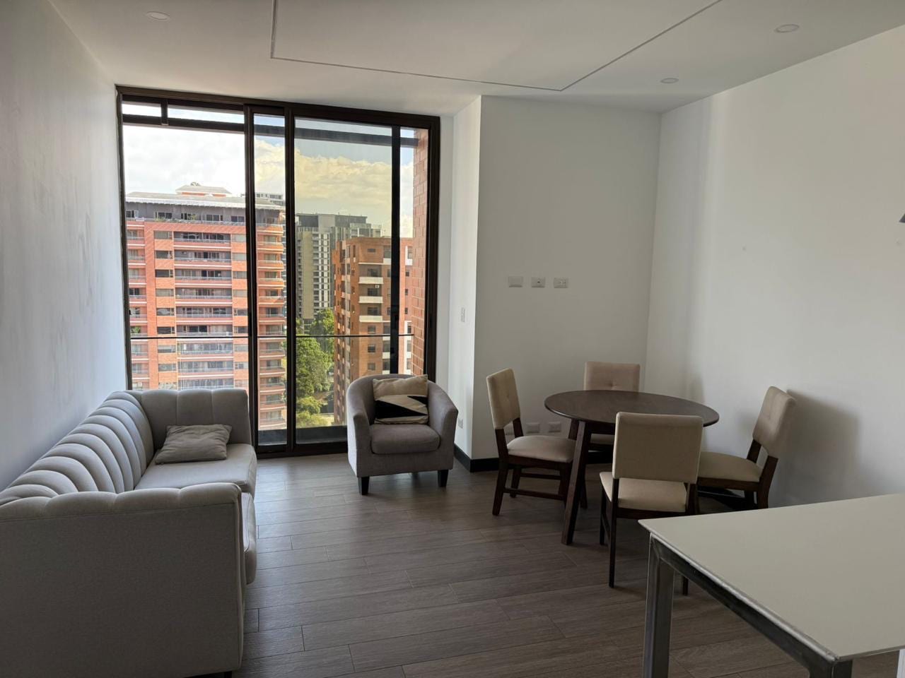 Apartamento en renta semi amueblado — Apartamento en Alquiler en Zona 10, Guatemala, Ciudad — foto 2 de 5
