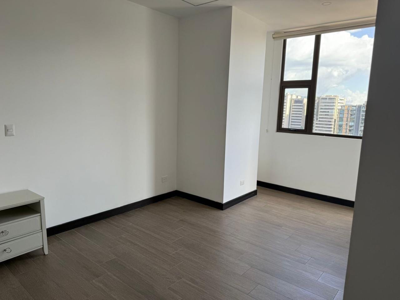 Apartamento en renta semi amueblado — Apartamento en Alquiler en Zona 10, Guatemala, Ciudad — foto 3 de 5