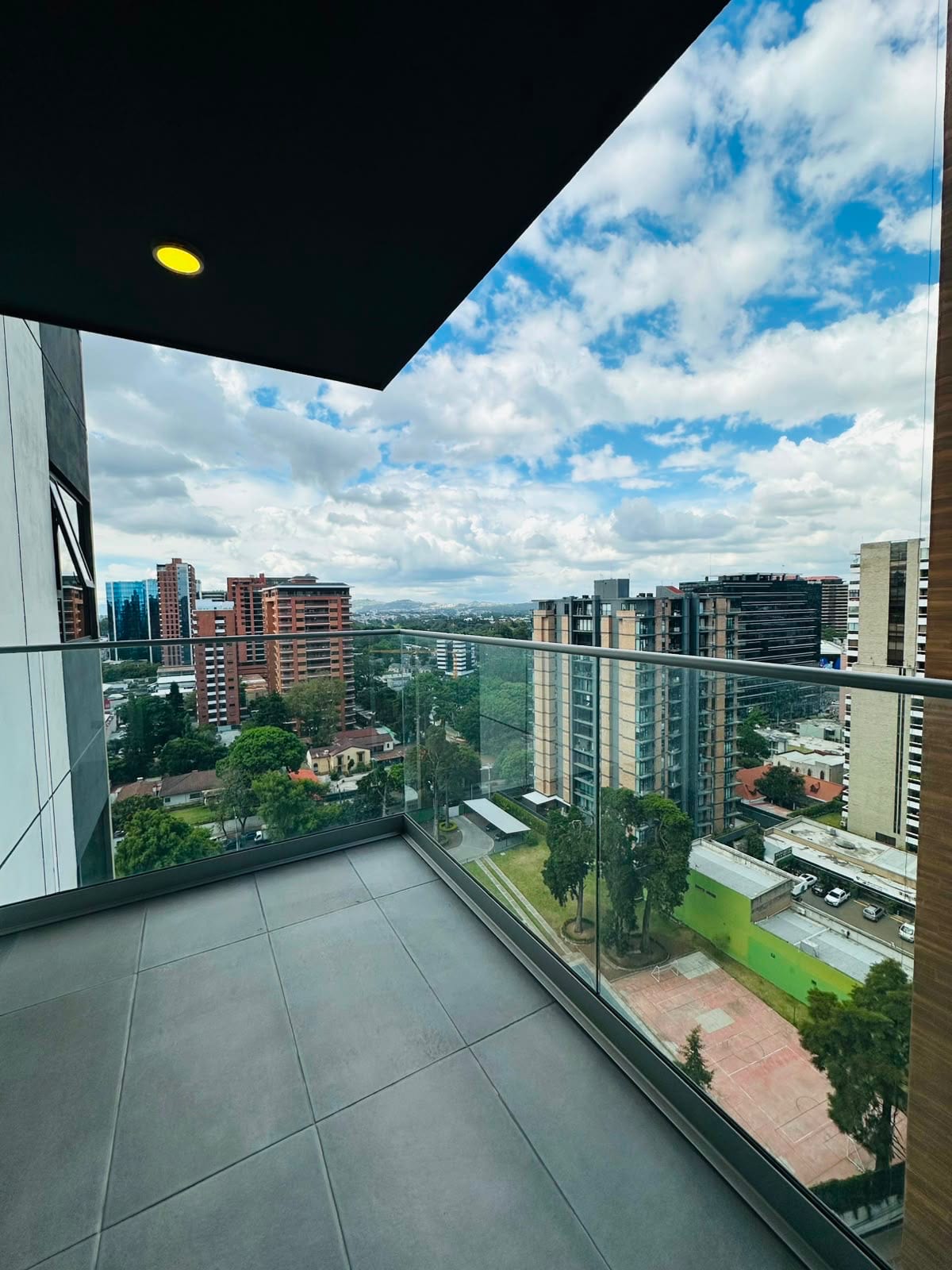 Apartamento amueblado en renta zona 10 — Apartamento en Alquiler en Zona 10, Guatemala, Ciudad — foto 2 de 5