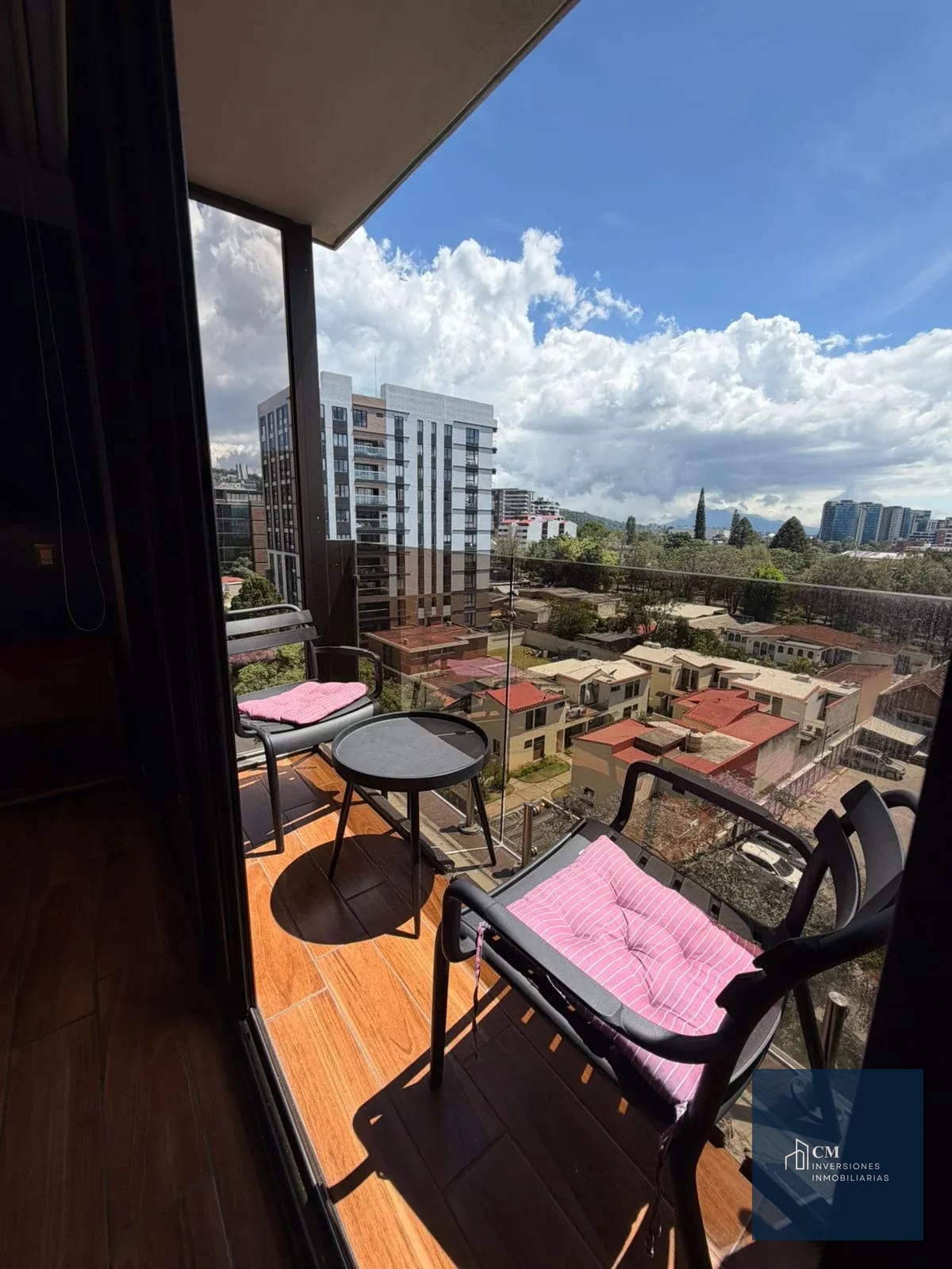Balcón — Vive con estilo en Vista Hermosa I: apartamento amueblado en renta Z15 — Apartamento en Alquiler en Vista Hermosa I, Zona 15, Guatemala, Ciudad — foto 9 de 14