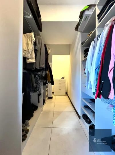 Closet — ¡Tu mejor Inversión! ¡Amplitud, pérgola y jardín! — Apartamento en Venta en Ciudad Vieja, Zona 10, Guatemala, Ciudad — foto 8 de 17
