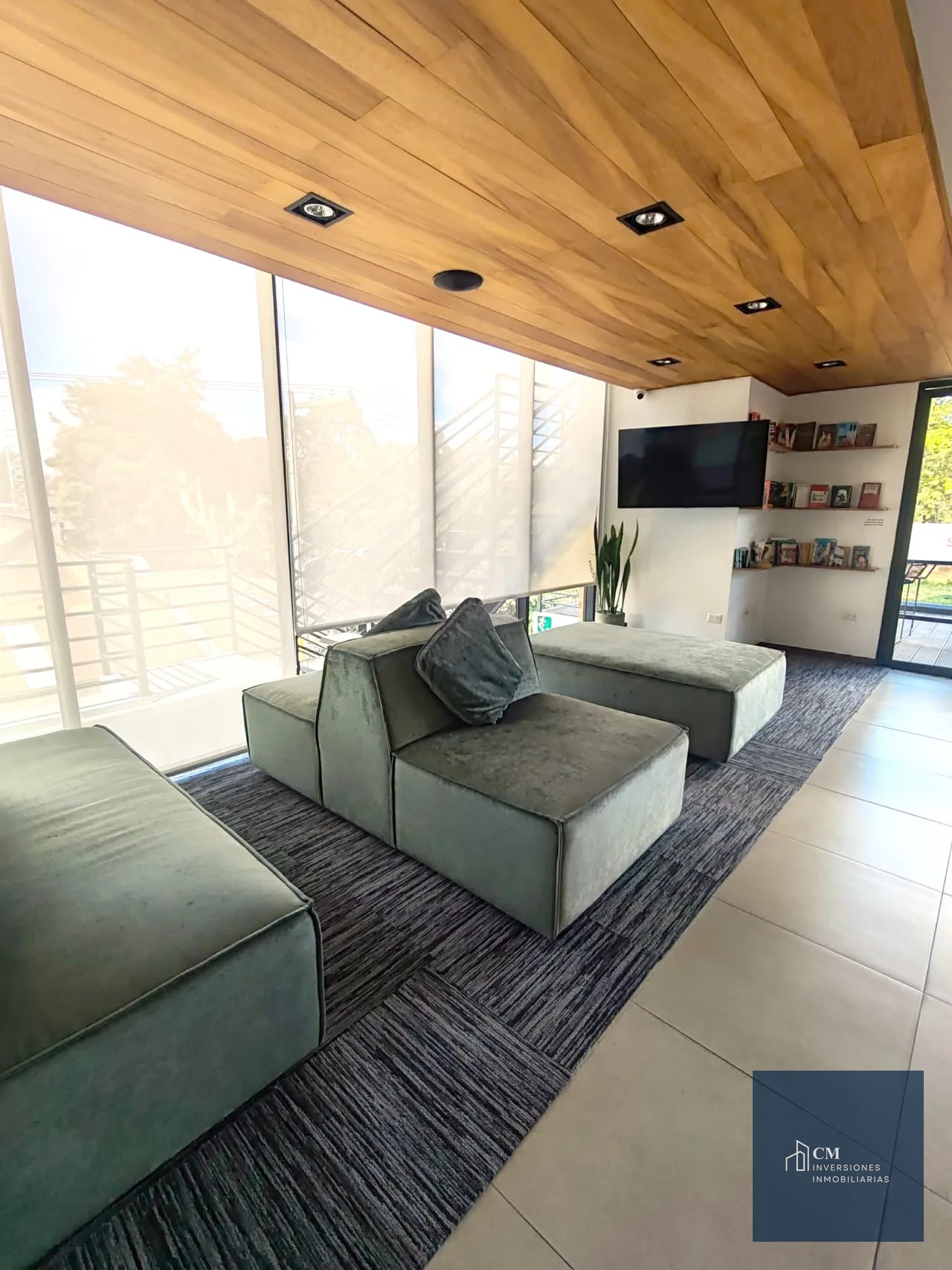 Sala Familiar — ¡Tu mejor Inversión! ¡Amplitud, pérgola y jardín! — Apartamento en Venta en Ciudad Vieja, Zona 10, Guatemala, Ciudad — foto 13 de 17