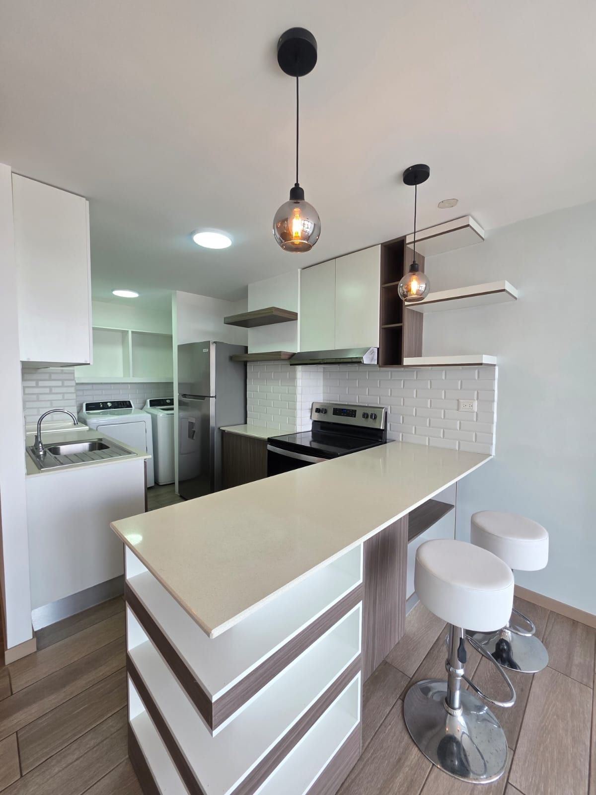 Condado Catorce / Apartamento en Renta de 2 Habitaciones y un Parqueos — Apartamento en Alquiler en Condado La Villa, Zona 14, Guatemala, Ciudad — foto 1 de 11