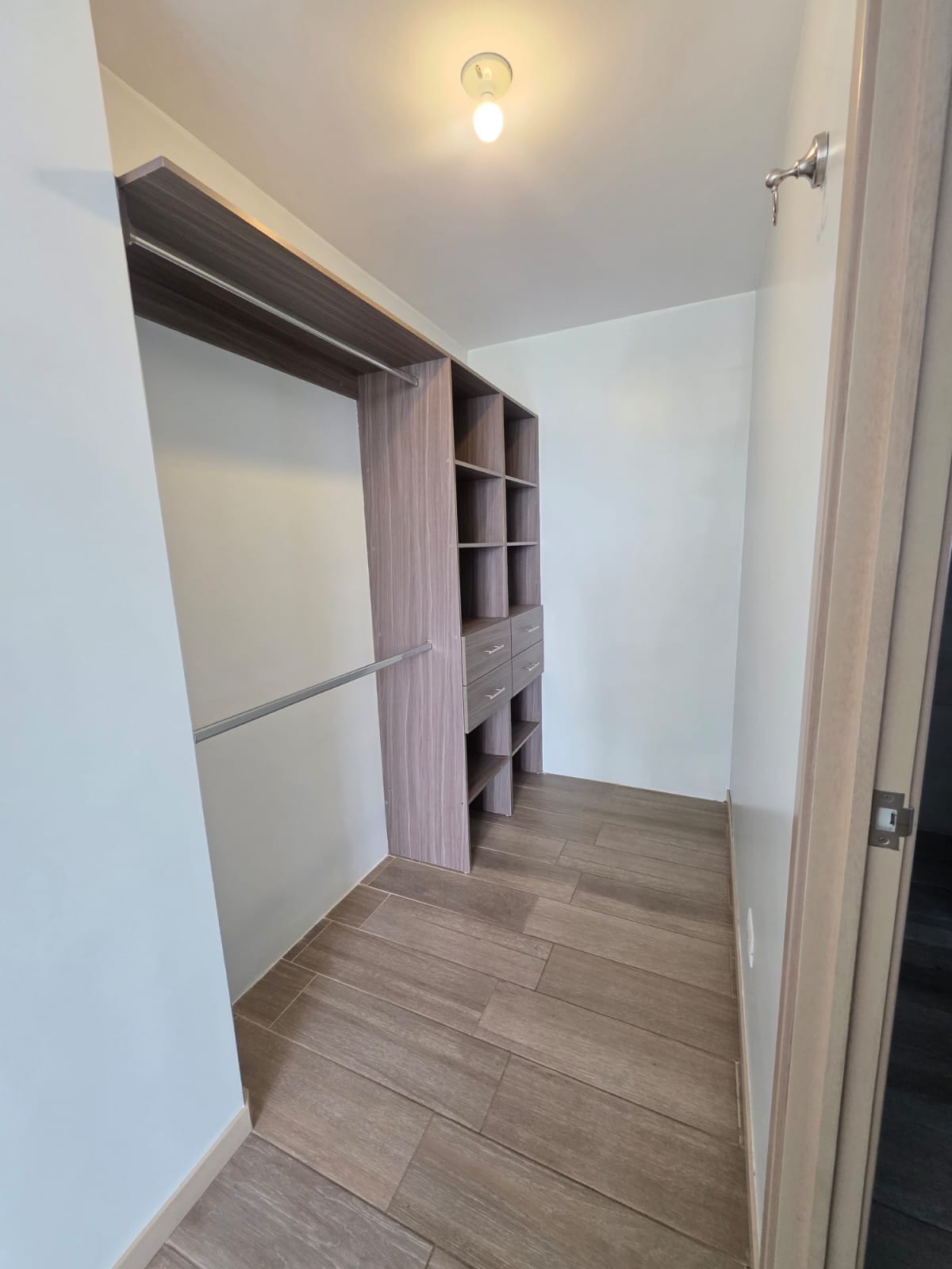 Condado Catorce / Apartamento en Renta de 2 Habitaciones y un Parqueos — Apartamento en Alquiler en Condado La Villa, Zona 14, Guatemala, Ciudad — foto 10 de 11
