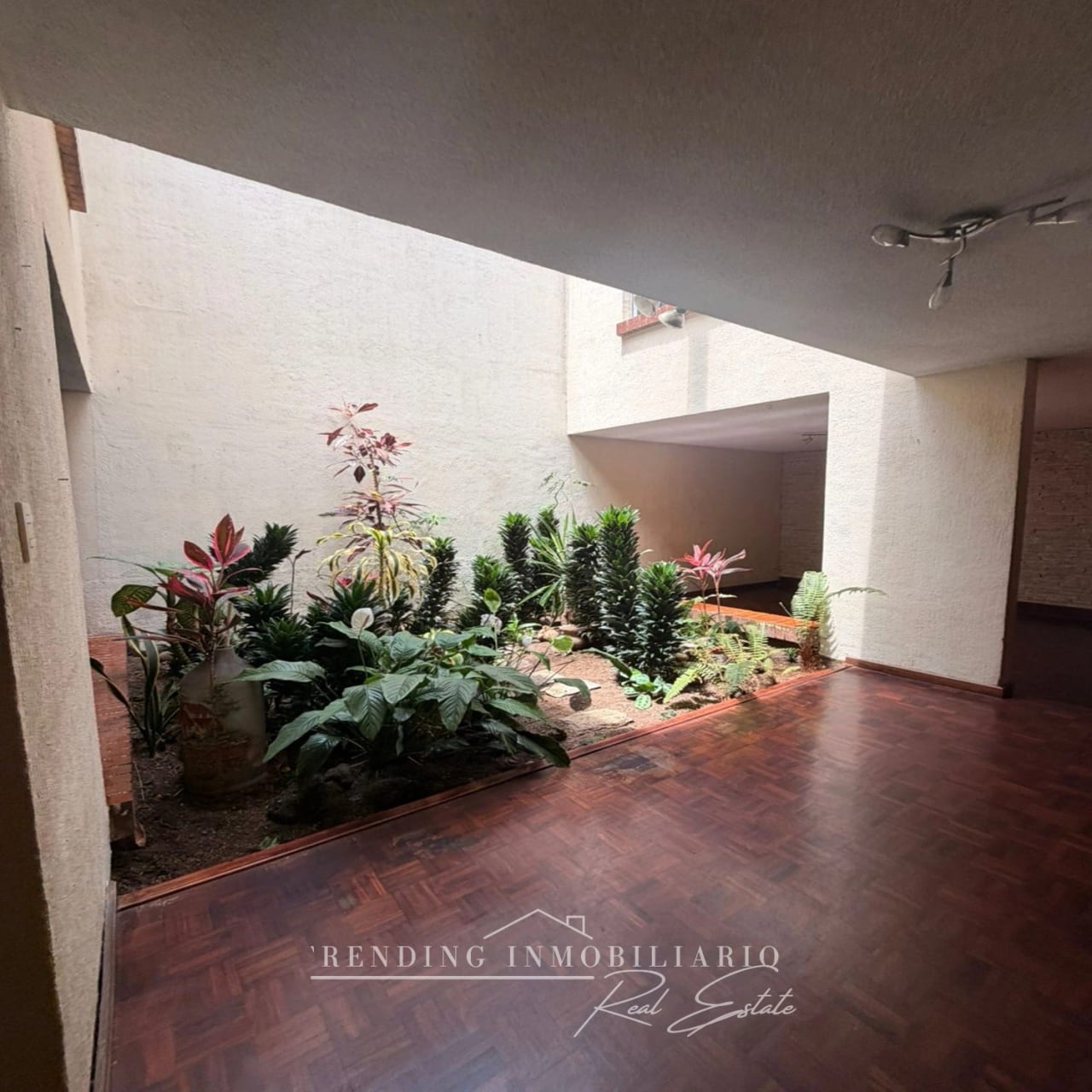 Casa en renta zona 10 para oficinas sector Pradera de 5 habitaciones + 2 parqueos — Casa en Alquiler en Zona 10, Guatemala, Ciudad — foto 1 de 13