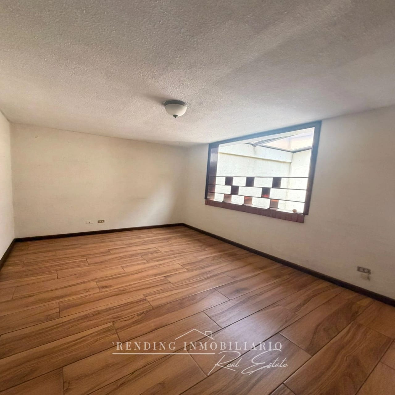 Casa en renta zona 10 para oficinas sector Pradera de 5 habitaciones + 2 parqueos — Casa en Alquiler en Zona 10, Guatemala, Ciudad — foto 2 de 13