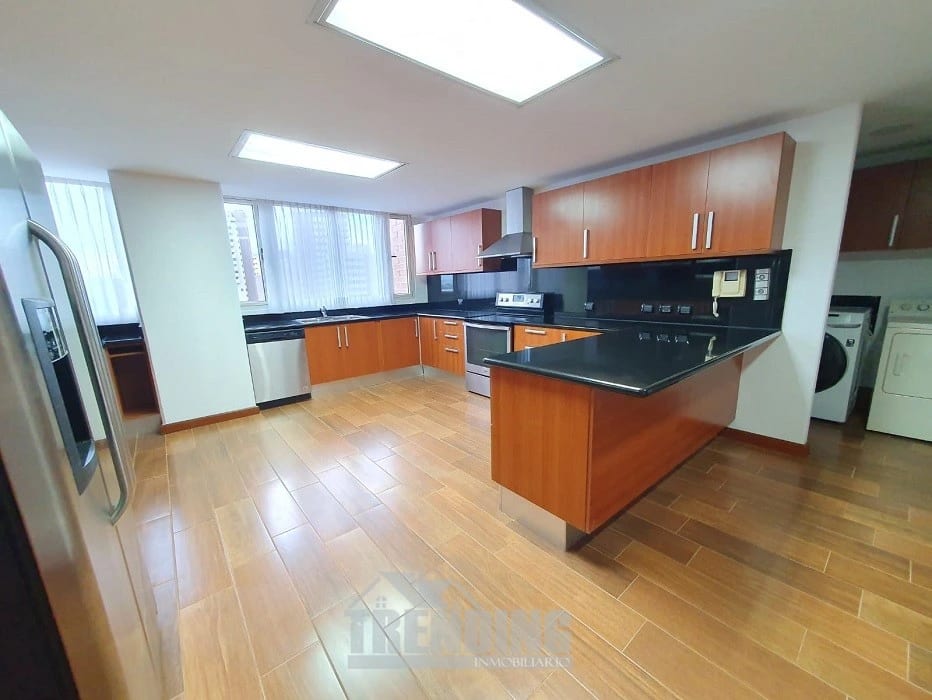 Apartamento en renta zona 14 edificio Marqués del Valle de 3 habitaciones + 3 parqueos — Apartamento en Alquiler en Marqués del Valle, Zona 14, Guatemala, Ciudad — foto 4 de 8