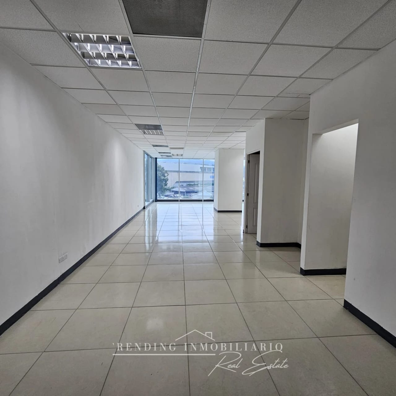 Oficina en renta zona 10 edificio Zona Pradera 4 ambientes + 2 parqueo — Oficina en Alquiler en Zona Pradera, Zona 10, Guatemala, Ciudad — foto 2 de 7