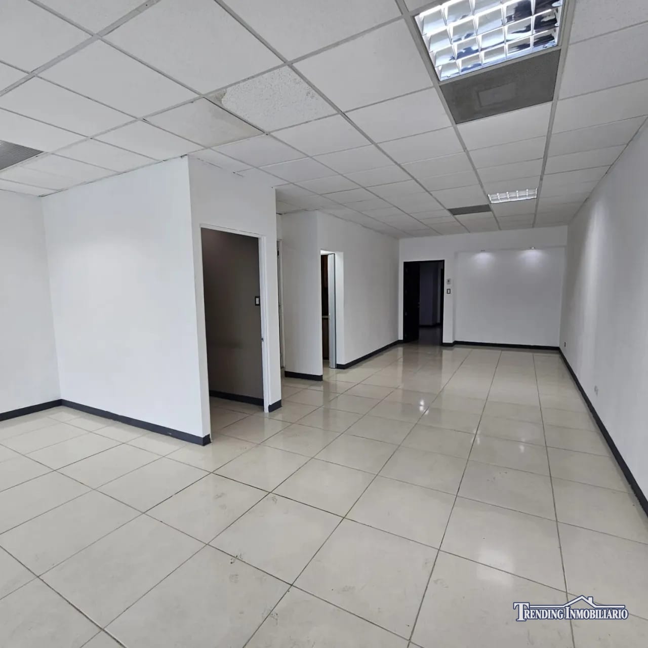 Oficina en renta zona 10 edificio Zona Pradera A/C + 2 Parqueos — Oficina en Alquiler en Zona Pradera, Zona 10, Guatemala, Ciudad — foto 1 de 8