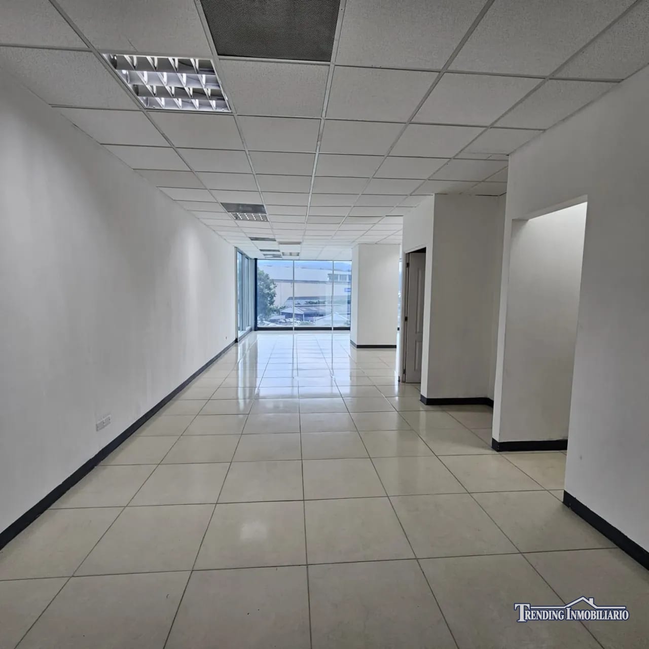 Oficina en renta zona 10 edificio Zona Pradera A/C + 2 Parqueos — Oficina en Alquiler en Zona Pradera, Zona 10, Guatemala, Ciudad — foto 2 de 8