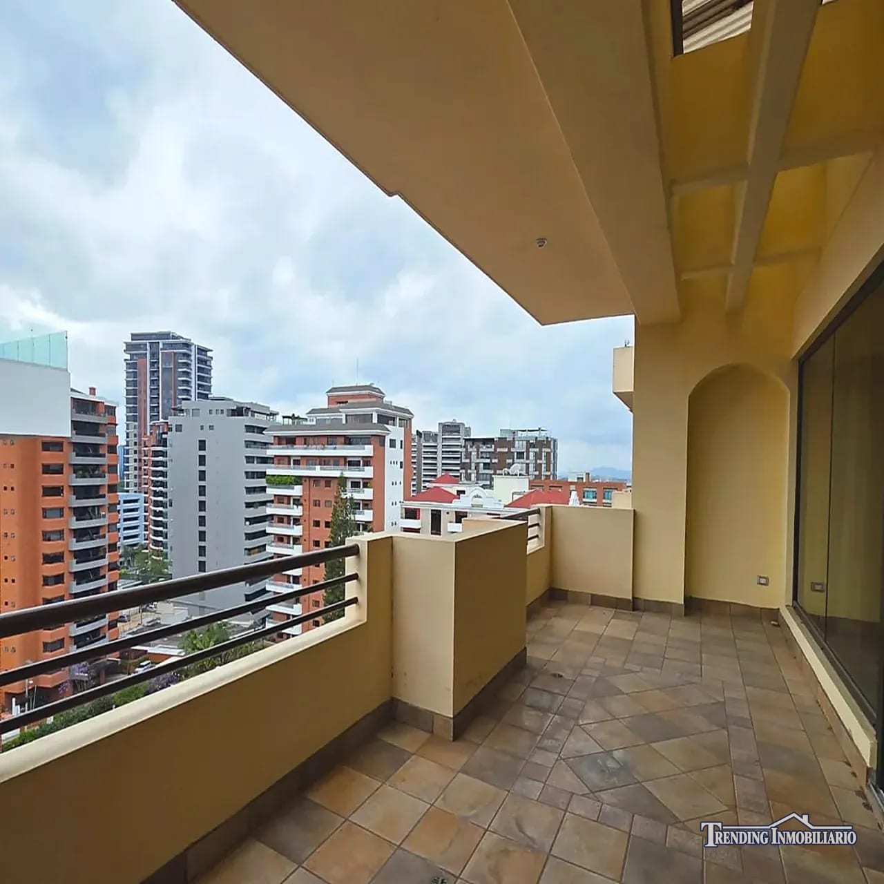 Apartamento en renta zona 10 Edificio Torre Castelar de 4 habitaciones — Apartamento en Alquiler en Torre Castelar, Zona 10, Guatemala, Ciudad — foto 6 de 11