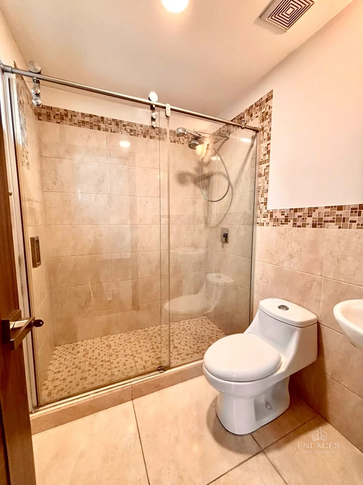 Zona 7 • Apartamento en Venta • Edificio Di Fiori — Apartamento en Venta en Di Fiori, Zona 7, Guatemala, Ciudad — foto 8 de 11