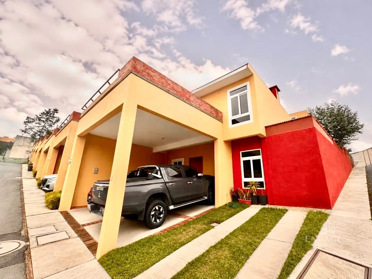 Km 16.5 CAES • Casa en Venta • Condominio Bosques de Arrazola — Casa en Venta en Bosques de Arrazola, Carretera a El Salvador, Guatemala, Ciudad — foto 1 de 11