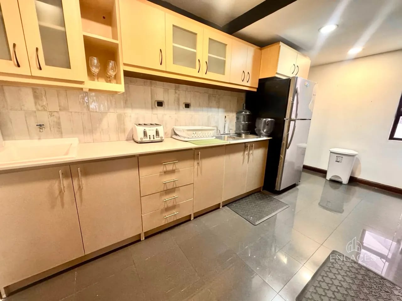 Zona 14 • Apartamento Amueblado en Renta • Edificio Pacífica Plaza — Apartamento en Alquiler en Pacífica Plaza, Zona 14, Guatemala, Ciudad — foto 4 de 15