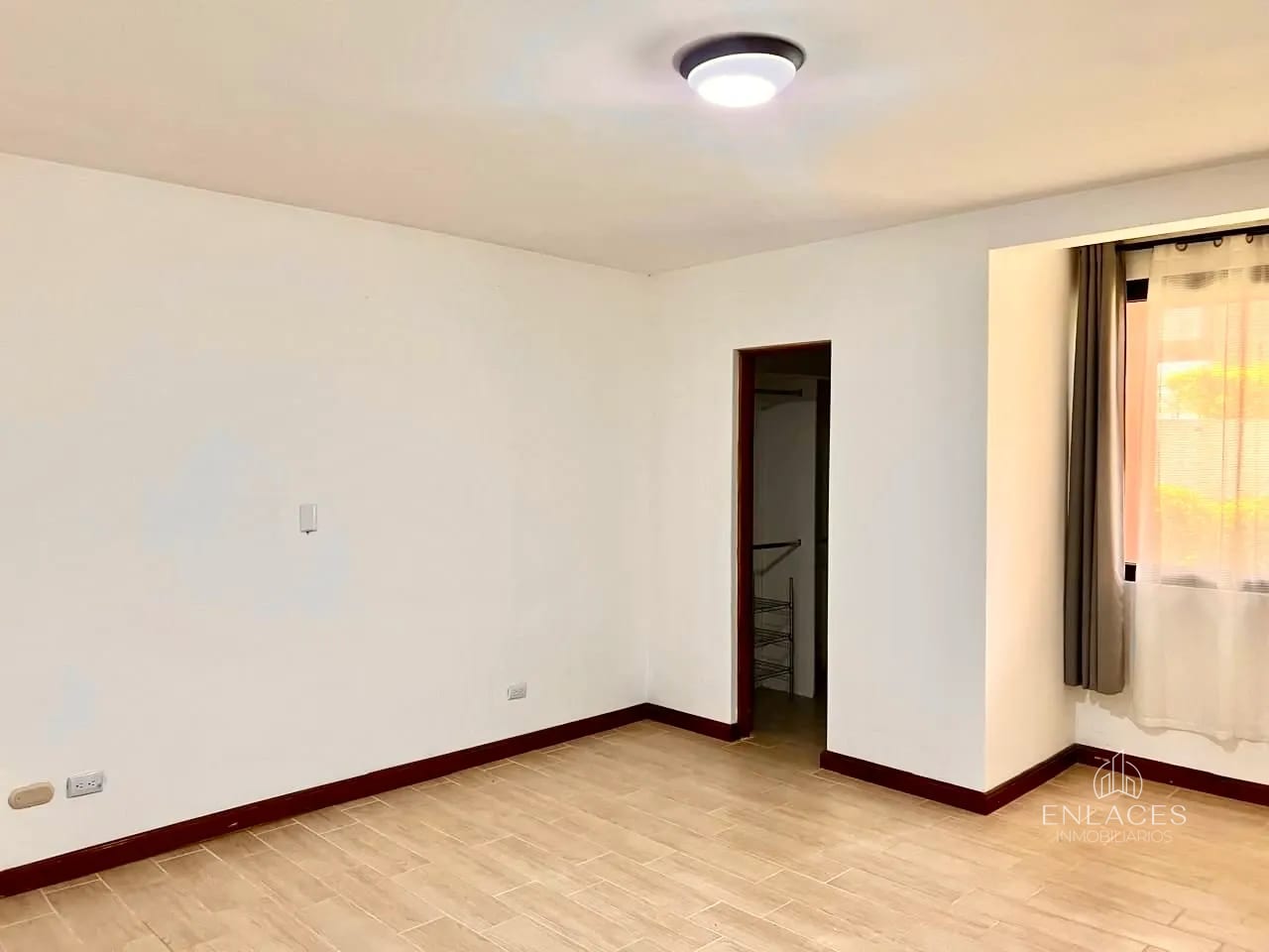 Zona 10 • Apartamento en Renta • Edificio Villa Real — Apartamento en Alquiler en Villareal, Zona 10, Guatemala, Ciudad — foto 7 de 13