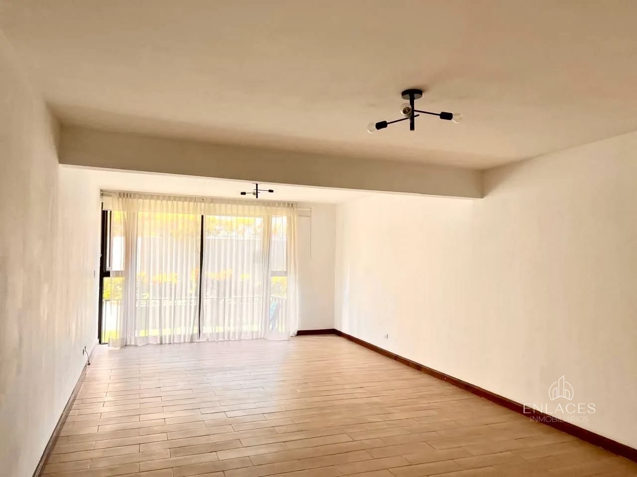 Zona 10 • Apartamento en Renta • Edificio Villa Real — Apartamento en Alquiler en Villareal, Zona 10, Guatemala, Ciudad — foto 5 de 13