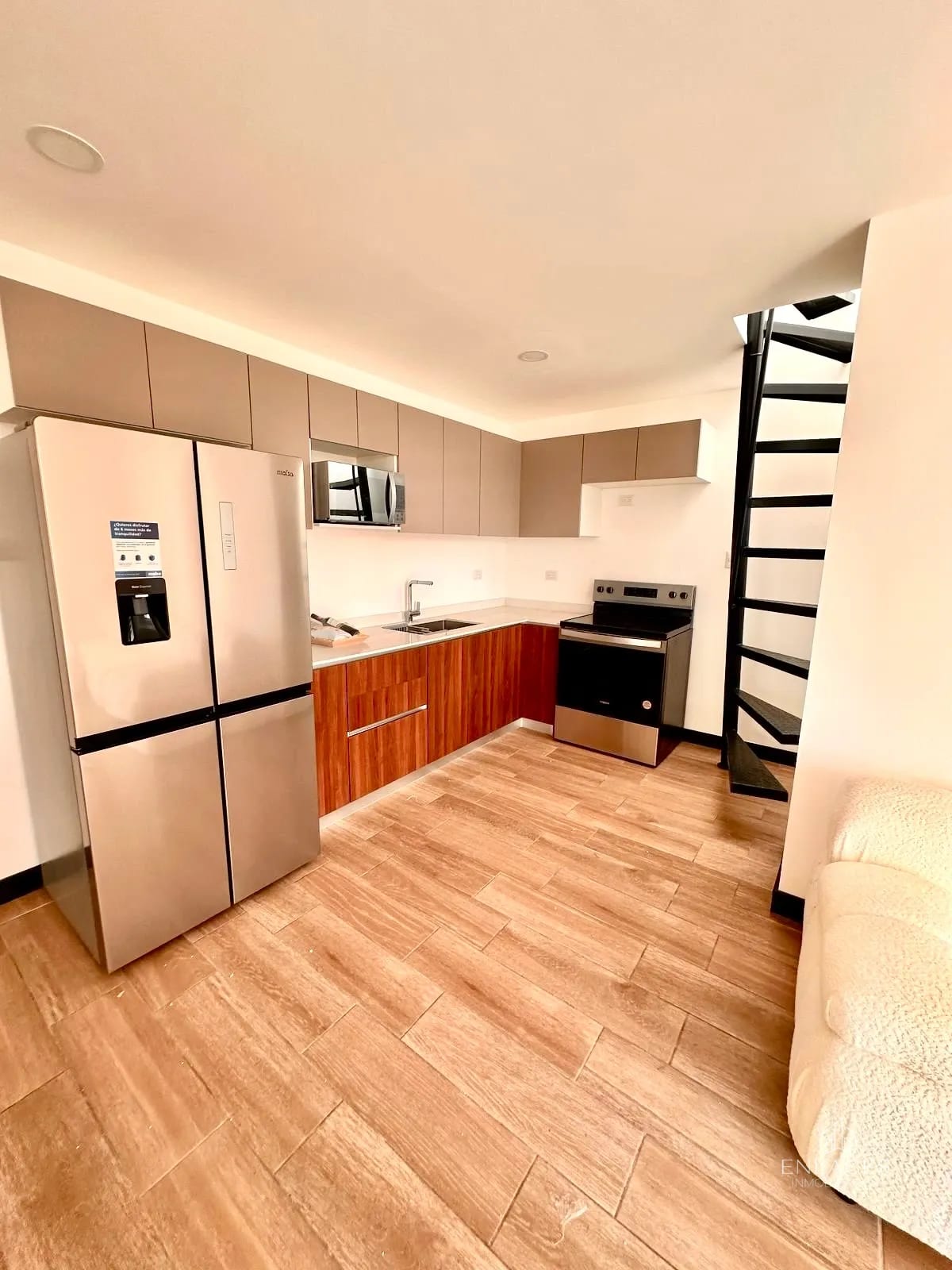 Zona 10 • Apartamento con Terraza en Venta • Edificio Senseti 10 — Apartamento en Venta en Zona 10, Guatemala, Ciudad — foto 2 de 11