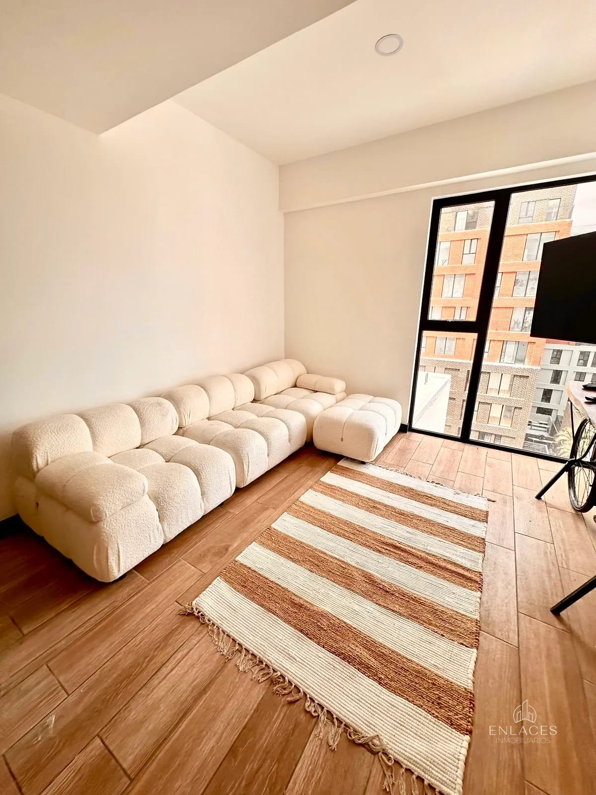 Zona 10 • Apartamento con Terraza en Venta • Edificio Senseti 10 — Apartamento en Venta en Zona 10, Guatemala, Ciudad — foto 4 de 11