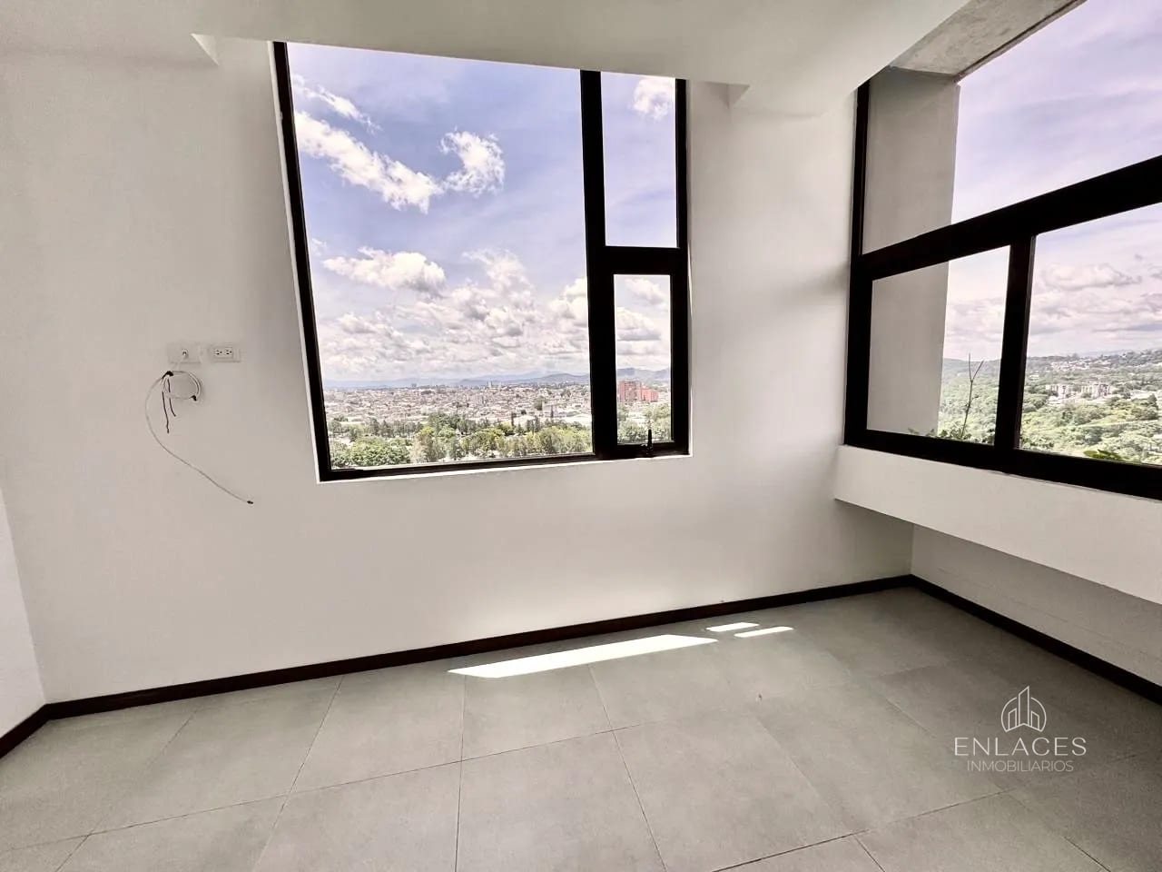 Zona 10 • Apartamento en Renta • Edificio Mira 10 — Apartamento en Alquiler en Mira, Zona 10, Guatemala, Ciudad — foto 4 de 7