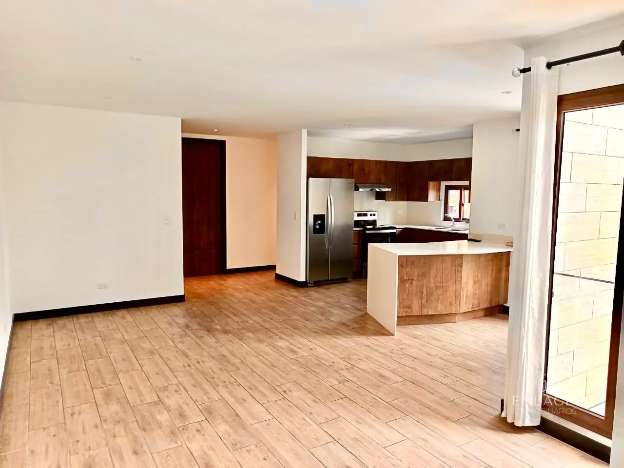 Zona 10 • Apartamento en Renta • Edificio Marqués de Oakland — Apartamento en Alquiler en Marques de Oakland, Zona 10, Guatemala, Ciudad — foto 3 de 13