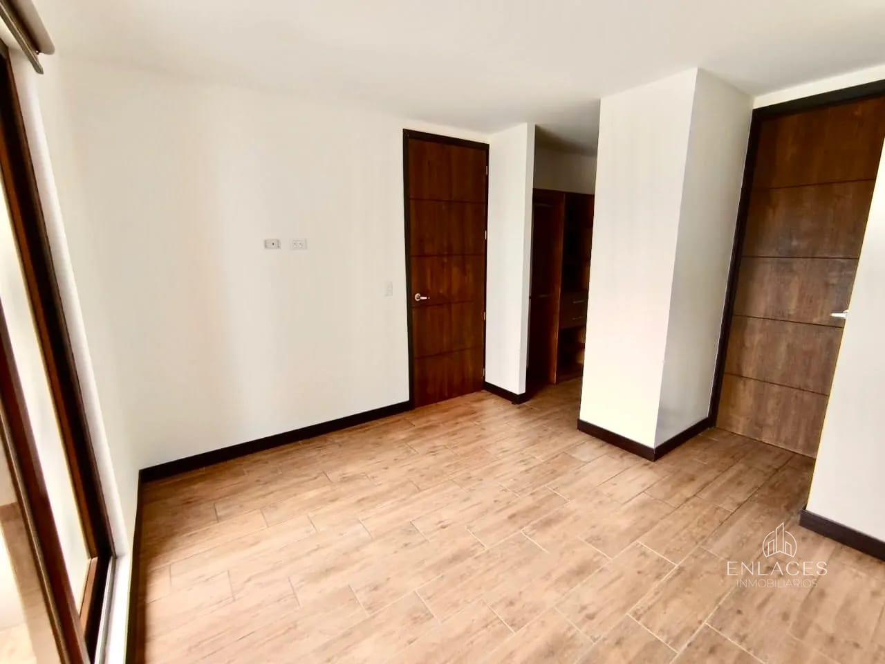 Zona 10 • Apartamento en Renta • Edificio Marqués de Oakland — Apartamento en Alquiler en Marques de Oakland, Zona 10, Guatemala, Ciudad — foto 10 de 13