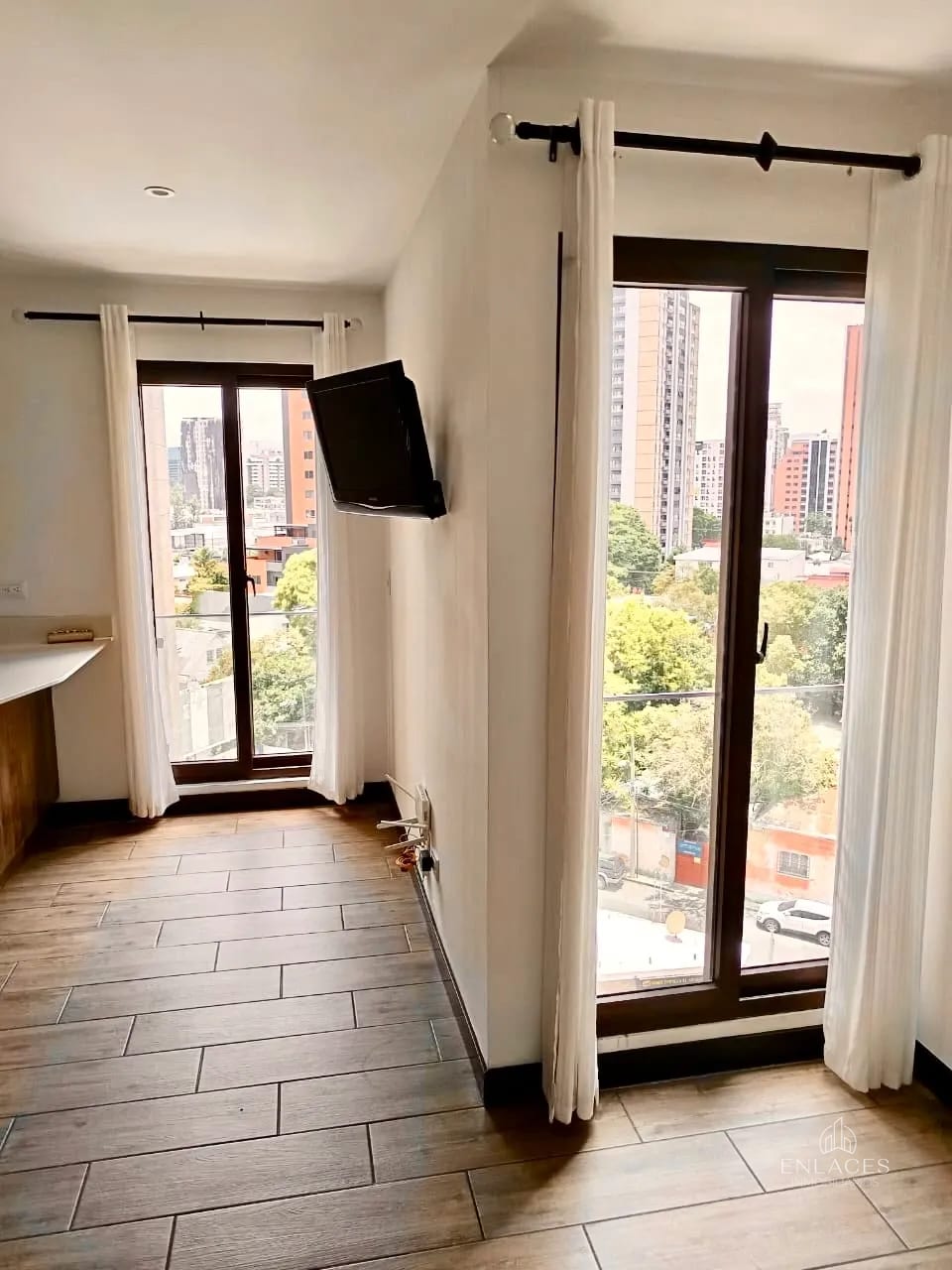 Zona 10 • Apartamento en Renta • Edificio Marqués de Oakland — Apartamento en Alquiler en Marques de Oakland, Zona 10, Guatemala, Ciudad — foto 4 de 13
