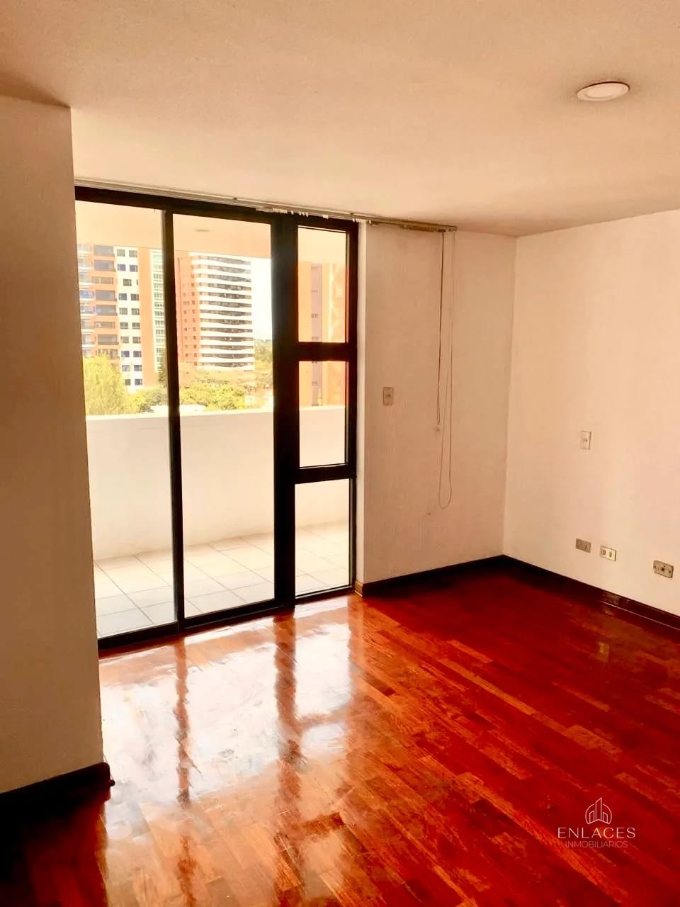 Zona 14 • Apartamento en Renta • Edificio Greco — Apartamento en Alquiler en Zona 14, Guatemala, Ciudad — foto 3 de 10
